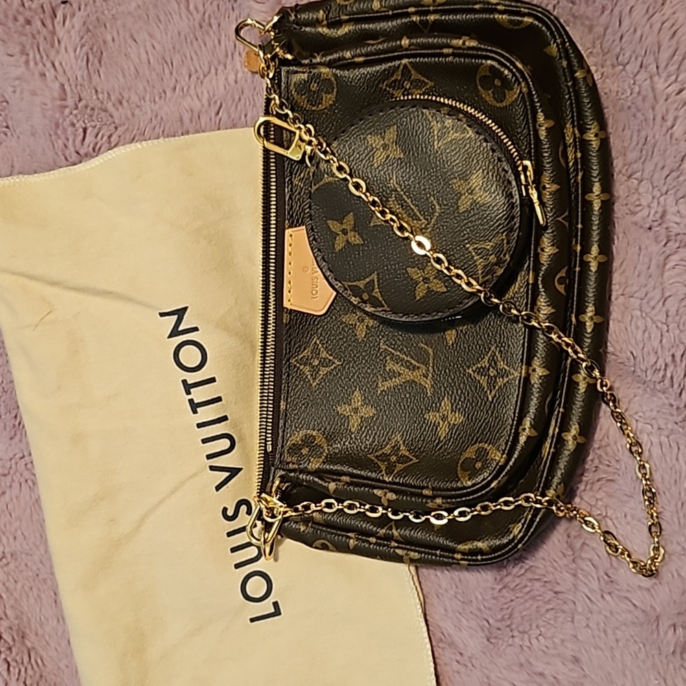 LV Multi Pochette